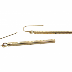 Gold bar earrings with diamond cutting
